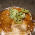 神保町 傳 - 枝豆豆腐、ウニと生湯葉とともに（まめぞうさんが３粒）