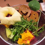 神保町 傳 - 野菜サラダに笑顔が隠れてました