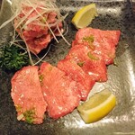 Sumibiyakiniku Razan - 厳選タンモト(1680円)・上タン塩(なか)(1280円)