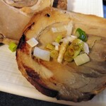 焼肉食堂 リキ太郎 - チャーシューの上にネギをのせ、醤油をたらし、巻いて食べます、最高ですよ