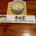 真酒亭 - こんな風にお猪口でちびちび飲る店です