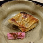 和ごころ 泉 - 愛菜鰹の西京焼き。もちろん身は美味しいのだけれど、しっかりと焼き上げられた皮がもちもちした食感と西京味噌の甘旨味で素敵。そこに日野菜の桜漬けが溜まらんっす！！