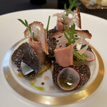 ガストロノミー ジョエル・ロブション - ●黒トリュフ マリネしたポテトのカルパッチョ仕立てとフォアグラのコポーに削りかけて
