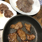 Hokkaidou Mitomaketto - サガリ　味付け後焼いて胡麻フリフリ〜
                        カルビ　味付け後焼きます
                        タン　　塩胡椒で焼きます