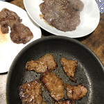 北海道ミートマーケット - サガリ　味付け後焼いて胡麻フリフリ〜カルビ　味付け後焼きますタン　　塩胡椒で焼きます