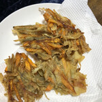 北海道ミートマーケット - 牛蒡とにんじんのかき揚げもサンチュで巻くと美味しいのよ〜♪