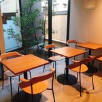 焼き芋専門店 維新蔵 - ゆっくり過ごせるデーブル席