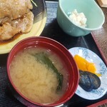 旬処 魚鮮 - 味噌汁・漬物・マカロニサラダ