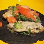 タコス イ テキーラ モーレ - 牡蠣と菜の花のタコス イカ墨のトルティーヤ