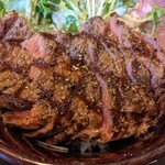 肉バル スノーキー - 斜めにスライスされてるので、すごい薄く感じる
            薄いこともあり、かたいという感じはなかった