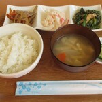 花味亭 - ライス・みそ汁・惣菜3品・お新香
