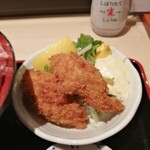 魚晴 - 3Lサイズ広島の牡蠣のフライは１８０円(税別)/個。