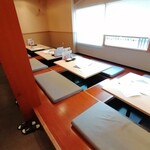 魚晴 - 掘りごたつな座敷席。