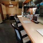 魚晴 - カウンター席はゆったり。