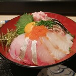 魚晴 - お刺身は左からマハタ、シマアジ、平スズキの昆布締め、天然タイ、サワラ、ネギトロ、とびっこ。