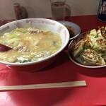 平安 - 中華丼、餃子