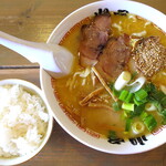 ら～めん山家 - 手もみ麺のとんこつ_750円、小ライス_100円