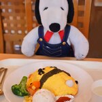 上野グリーンサロン - こちらのお店ではうずらの卵を使って、ちゃんと白色に作ってます。ケチャップが別添えになってるのがいいね。ふわふわ玉子でとっても美味しいオムライスです。