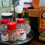 キッチンカミヤマ - テーブルの調味料は何故か塩が多い