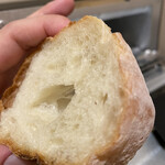 石窯工房 Pain de naru  - 皮は柔らか目だけどかっちりで香りあり、中身はふんわりのバゲットです。多少持ち歩いても、乾いて金棒みたいにならないので扱いやすいです。
            