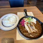 ALLY's - チキンカレー¥1.100を大盛りにしたら別皿でご飯が提供されました笑笑