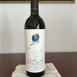 KINOKUNIYA - Opus One 1999 (エチケットの左側に Robert Mondavi、右側に Baron Philippine de Rothschild のサインがある)