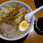 東池袋大勝軒 いちばん - 岩のりラーメン820円+背脂無料トッピング（岩のりトッピング前）