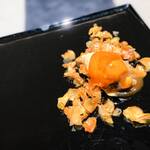 コミナセマコ - ・栗の落ち葉 トリュフスライサーで薄く削って、 太白ごま油で揚げる。 完熟柿のソース。 キャラメルリボンのアイスは塩味が効いてる。  カリカリっとした音は、枯れ葉の上を歩く音。