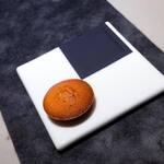 コミナセマコ - ・コンフィバターのフィナンシェ 熱々だと蜂蜜が香ってしまうので、バターの香りを立たせる為にあえて冷ましてから提供。