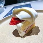 コミナセマコ - ショートケーキの上の丸いちご苦手な私としては、 このスライストッピングめちゃ良い！！！