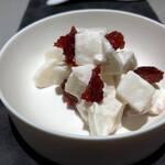 コミナセマコ - ・バラ科のサラダ 角切りの梨、チーズ ドライもも、セミドライアーモンド