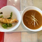 YETI CAFE - 「休日Aランチ」に付く唐揚げとチキンカリー（辛口）