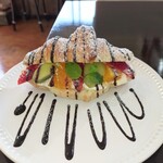 カフェ ルボア - クロワッサンフルーツサンド、チョコレートソースがけ
