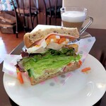 カフェ ルボア - 野菜たっぷりサンド玉子とチキン、綺麗な萌え断が崩れちゃった( ；∀；)
