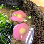 はなちゃんうどん  - はなちゃんかまぼこ。