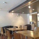 STONE GROUND COFFEE - 清潔で明るい店内