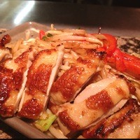 鉄板焼 東洋 - パリっと香ばしく焼けた鶏肉