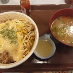 すき家 - とろ～り3種のチーズ牛丼(特盛)、塩麹とん汁セット