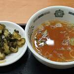日高屋 - 日高屋 西葛西北口店 定食に付く漬物と醤油味スープ
