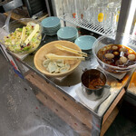 元祖麻婆豆腐 - バイキングコーナー
            向こうからキャベツと赤蕪の漬け物、水餃子、味玉（煮卵）と辣油