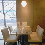 Tsuchi No Tomi - 内観２．綺麗なテーブルと椅子、お洒落なカフェにしか見えません。