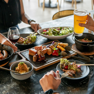 迫力のビール醸造タンクのほかにグリルとスモーカーにもこだわる