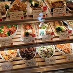 Homemade delicatessen PERE - 赤丸シールがメイン
                        下段は副菜