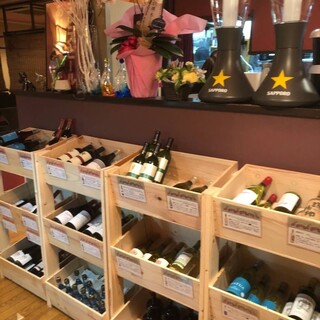 世界各国から厳選した充実のワインリスト。常時200本をご用意