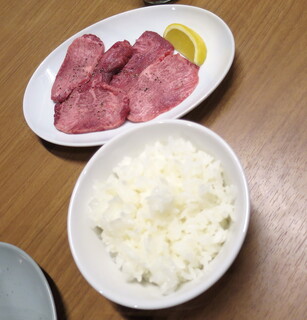 Sumibino - 牛タン塩_1,250円、ごはん小_150円