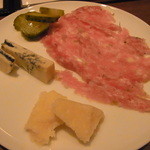 ワインバー ロスコ - サラミとチーズのミックス小皿