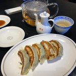 中国美点菜 彩華 - 焼き餃子　450円　ポット入りのお茶が嬉しい！