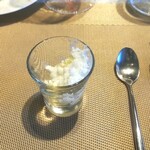 La Brianza - ヴァンペイユとヨーグルトソルベ。おいしいお口直し。ヴァンペイユ(晩白柚)は西日本最大サイズの柑橘なのだそう。味わいははっさくのイメージ、さっぱりのヨーグルトソルベととても合うおいしいわ～