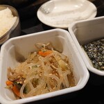 燦々亭 - ランチのご飯(100gぐらい？)、ミニチャプチェ、ミニ韓国海苔✨