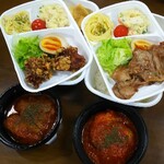 アイル - 左はロールキャベツのお弁当、右はチキンのトマト煮弁当